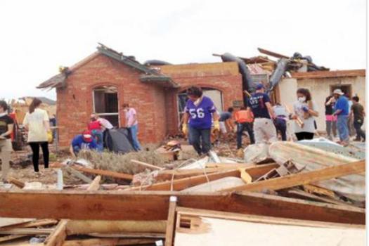 مبتعثون يشاركون في بناء منزل أمريكي دمرته الأعاصير